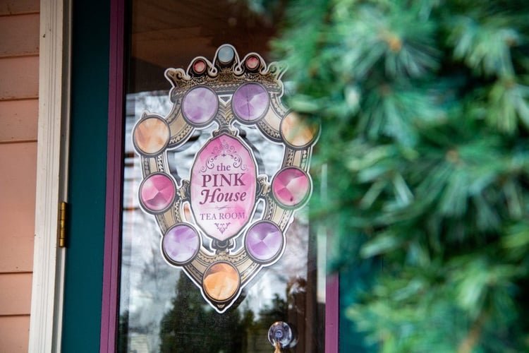 pink house team room shop